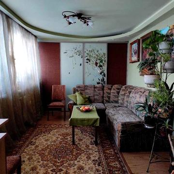 Продається простора 3-х квартира з столовою та власним підвалом