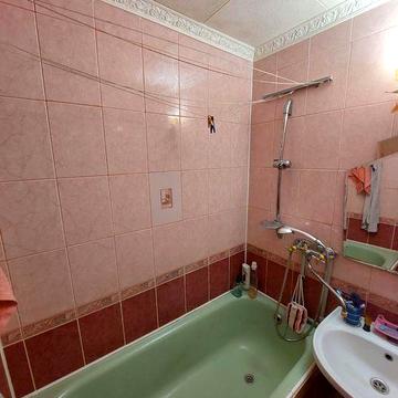 Здається дві кімнати на Зарічанській