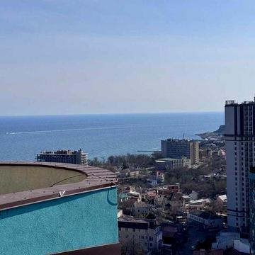 Фонтан  простора кв. площею 160 м² з двома терасами  біля самого моря ЖК АКВАМАРИН