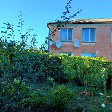 Продам квартиру у двоквартирному будинку у центрі селища Піщанка