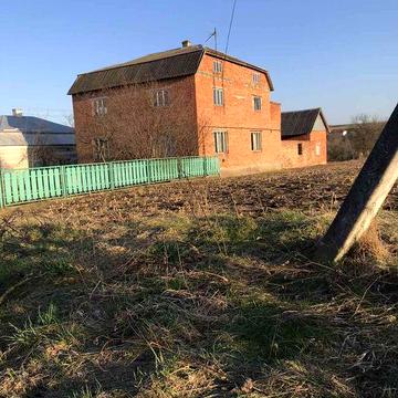 Продам житловий будинок з господарськими булівлями