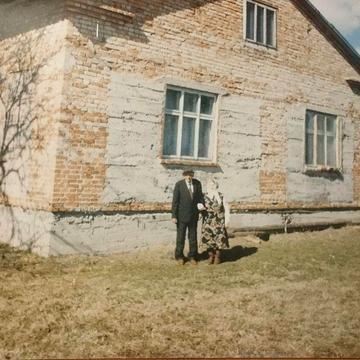 Будинок земля 25 с госп будівлі центр села потребує ремонту терміново