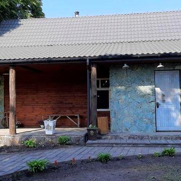 Новий двоповерховий будинок з цікавим розташуванням - Стави!