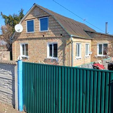 Продається будинок  в центрі села. Торг.