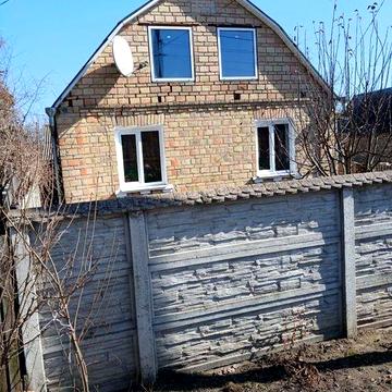 Продається будинок  в центрі села. Торг.