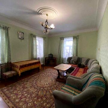 Продам просторий цегляний будинок на Вороніна .