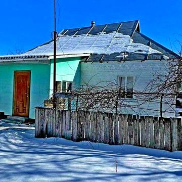 Дом с коммуникациями возле озера в Быковой Гребле.