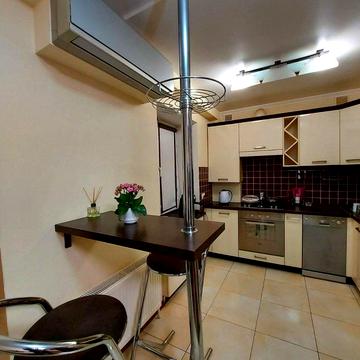 Євгена Тельнова вул., 9