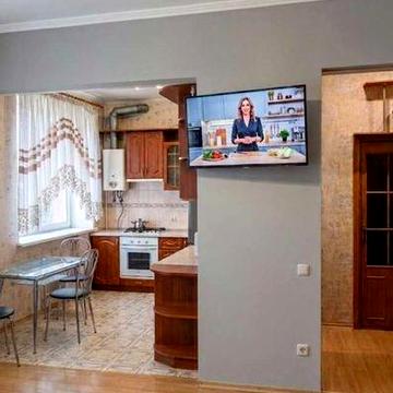 Довгострокова оренда .  1-к сталінка на розі в.Незалежності  пр. Поля.