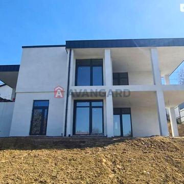 Чудовий 2х поверховий будинок , затишний район міста