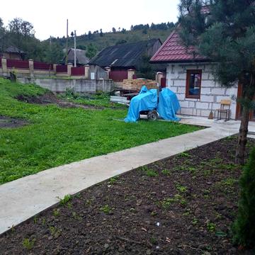 Продам земля під застройку. Є один зведений будинок та один фундамент.