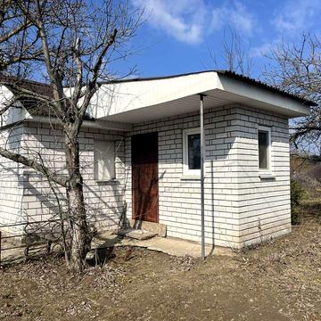 Затишний садовий будинок