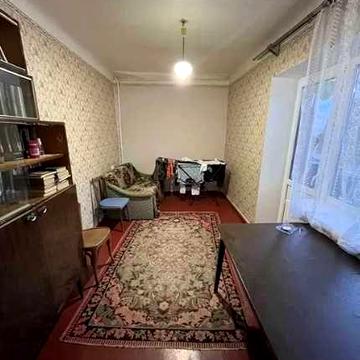 В центрі міста продається двокімнатна квартира !