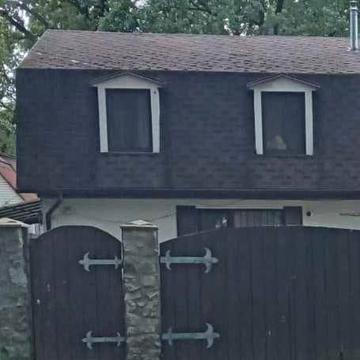 Продаж будинку ( 1/2 частина дуплексу) зі своєю окремою територією.