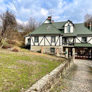 Продаж частини будинку з великою земельною ділянкою в Брюховичах