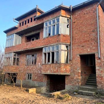 Продаж просторого будинку 170 кв.м у м. Кіцмань (11 сот., 2 гаражі)