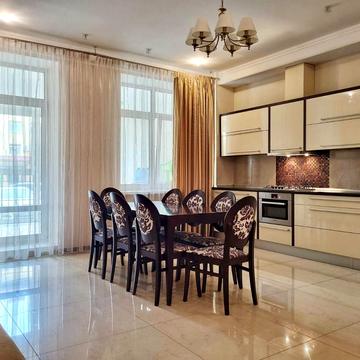 Валерія Лобановського вул., 21