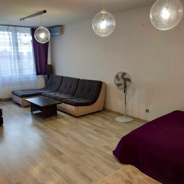 Анни Ахматової вул., 32/18