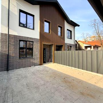 Продам 3 поверховий Дуплекс на ділця 1,8 сот 96 кв.м + 40 кв.м. Без %