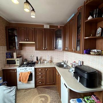 Продам 1к кв переплановану в 2х к квартиру вул. В. Момота