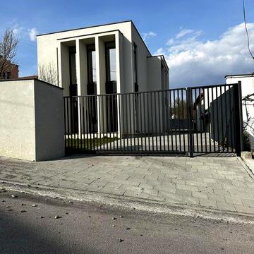 Продаж розкішного двоповерхового будинку поруч з центром міста