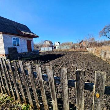 Дача з будинком, приватизована земля