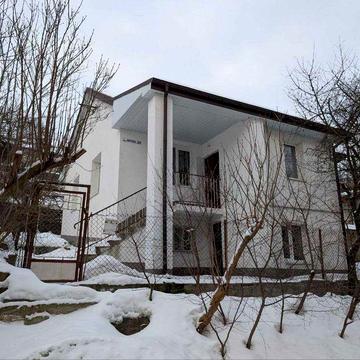 Продам будинок в гарному районі, вул. Ярова