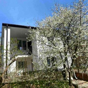 Продам будинок в гарному районі, вул. Ярова