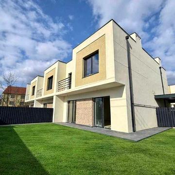 Зданий таунхаус з гаражем, під ремонт, у Крихівцях