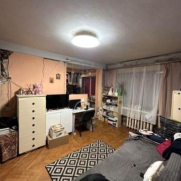 Вул. Васильківська, б. 49/2, жилий стан, під ремонт. Торг!