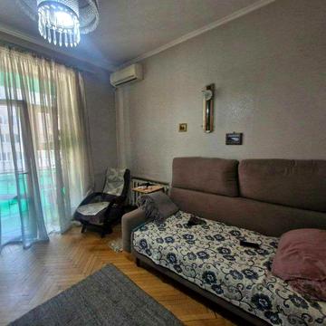 Центр  Продам сталинку  на Базарной дом с лифтом