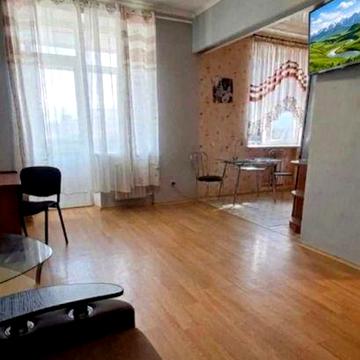 Довгострокова оренда .  1-к сталінка на розі в.Незалежності  пр. Поля.