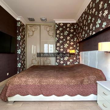 Дніпровська набережна вул., 1