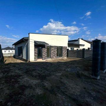 Котедж в  Райського саду (масив Волошковий). З внутрішніми роботами