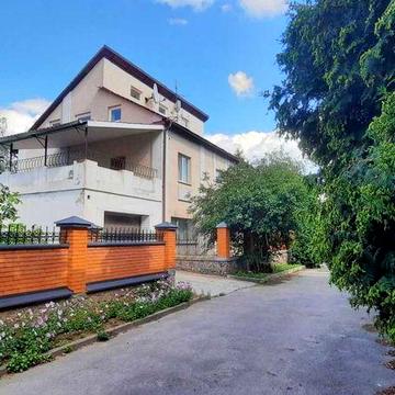 Продам будинок в елітному районі. Центр. Вул. Соборності 10 хв. ходьби