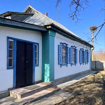 Будинок з надвірними спорудами