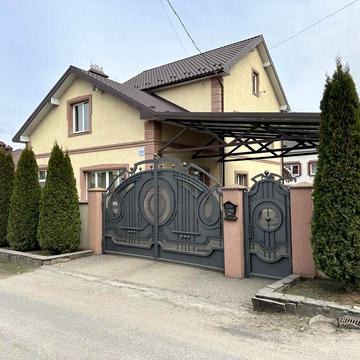 Продам красивий особняк у місті