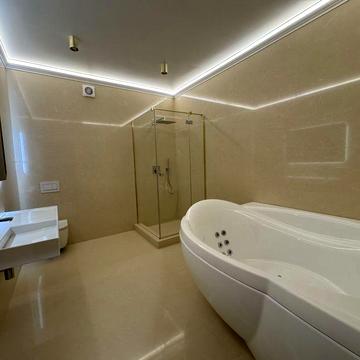 Будинок , особняк в центрі  400 м2  з ремонтом , та гаражами