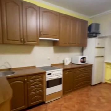 Срібнокільська вул., 24