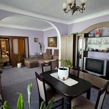 Продається пів особняка