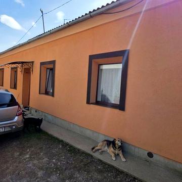 Продається пів особняка