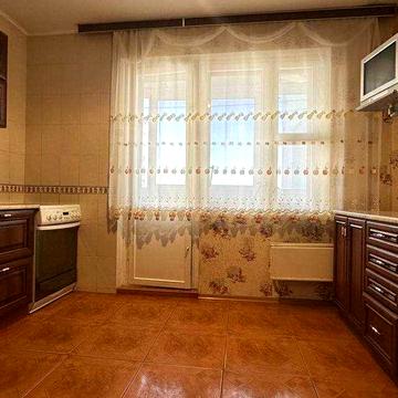 вул. Рональда Рейгана 1/25, продаж просторої 4-кімнатної квартири