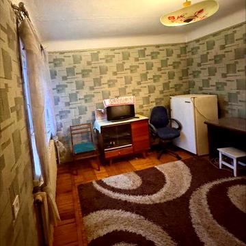 Продам трехкомнатную квартиру на Комунальном рынке