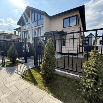 Продаж Дуплекса в закритому котеджному містечку з гаражем!