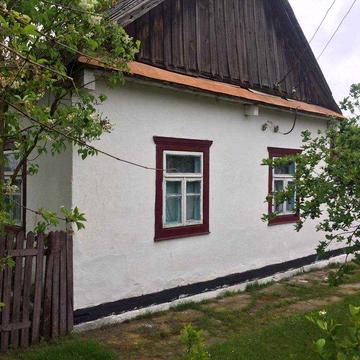 Будинок з надвірними будівлями