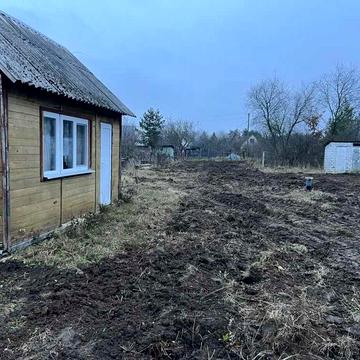 Ділянка с будинком та хозблоком.