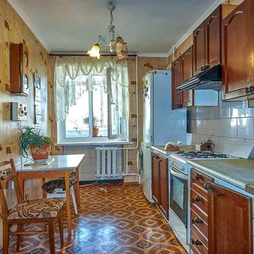 2к ул. Ильенко,  м. Лукьяновская 5мин. Сталинка, просторная!