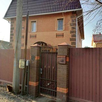 Квартира 4кімн у частній забудові з власним двором.