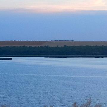 Домоволодіння понад річкою, на видовій ділянці з чудовими краєвидами