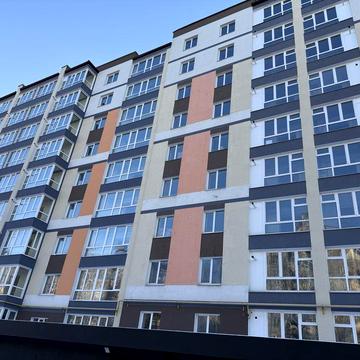 Простора здана новобудова поруч з озером в молодіжному районі